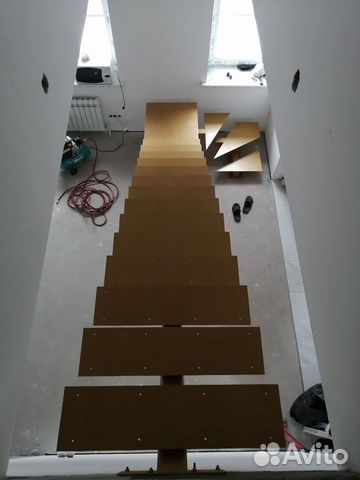 Лестница на металлокаркасе монокосоур