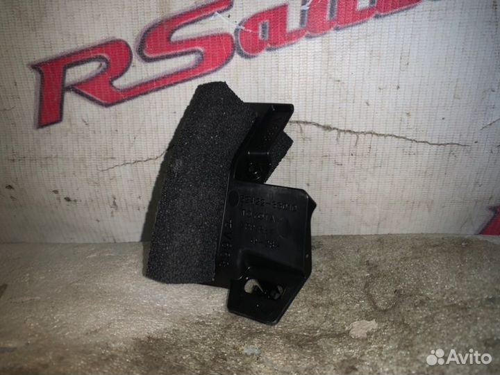 Кронштейн решетки радиатора правый Toyota Camry 70