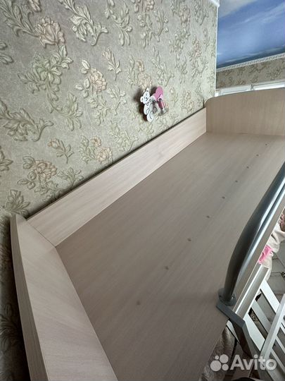 Двухъярусная кровать