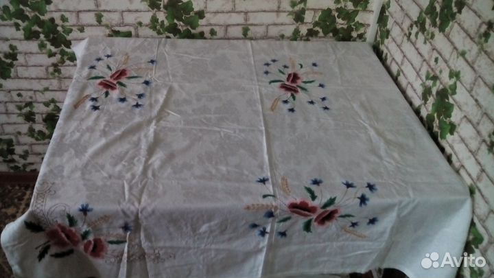 Вышитая скатерть