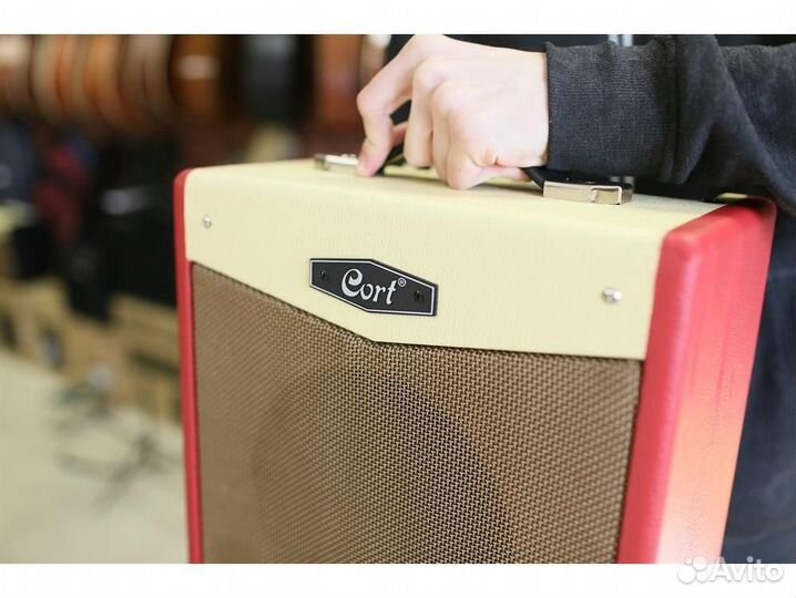 Cort CM15R-EU-DR Гитарный комбоусилитель, красный