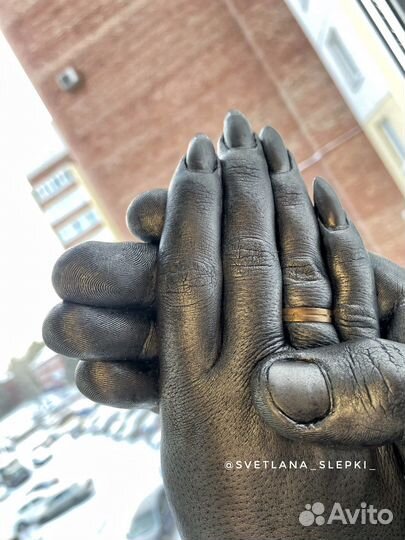 Скульптуры рук