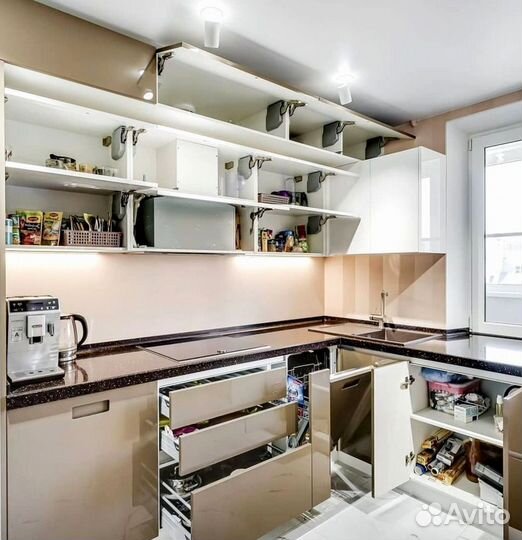 Угловая в потолок кухня на заказ