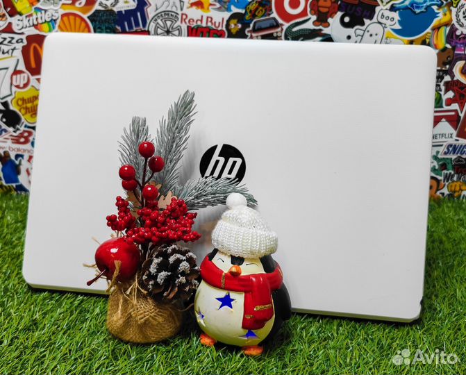 Лучший подарок это белый ноутбук HP