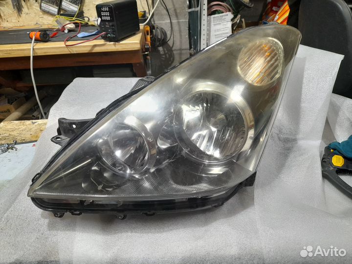 Фара левая Toyota Wish