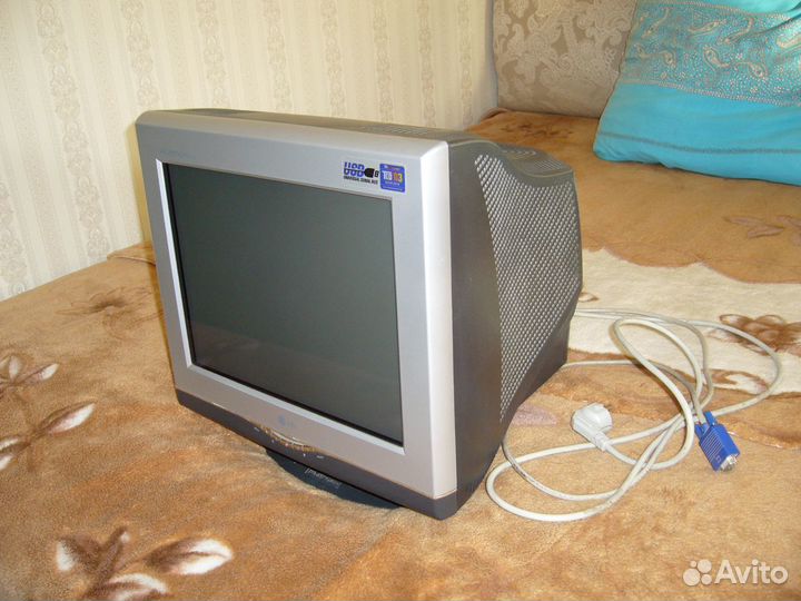 Монитор LG Flatron F720P в рабочем состоянии