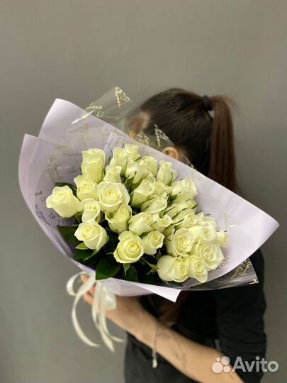 Букет из 35 роз белых Кения 35-40см в матовой бума