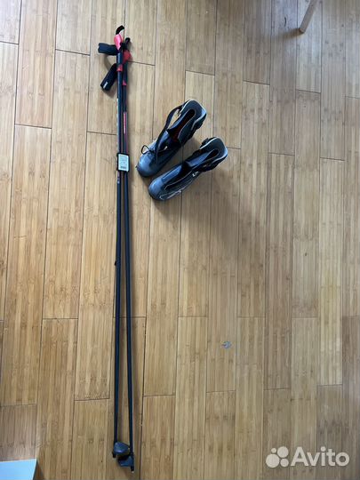 Лыжные палки и лыжные ботинки