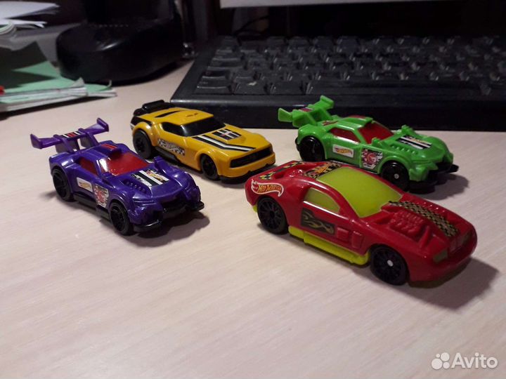 Машинки (Hotwheels пластик, могу продать отдельно)