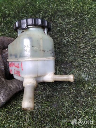 Бачок гур Toyota Avensis 1