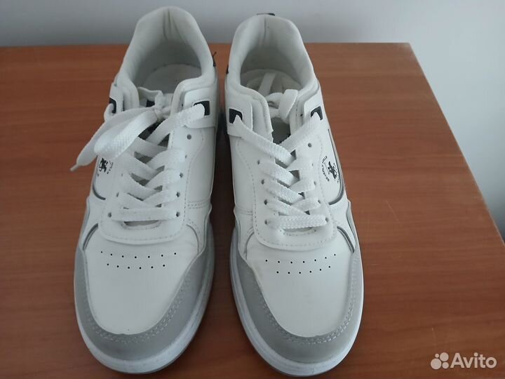 Кроссовки женские