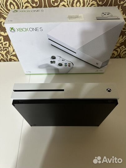 Xbox One S 1tb + 2 геймпада