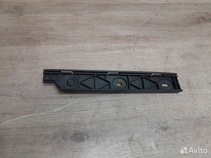 Направляющая заднего бампера левая Mercedes-Benz V