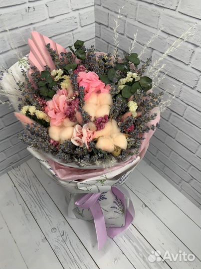 Букет из сухоцветов и стабилизированных растений