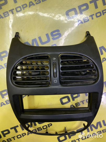 Рамка магнитолы Peugeot 206