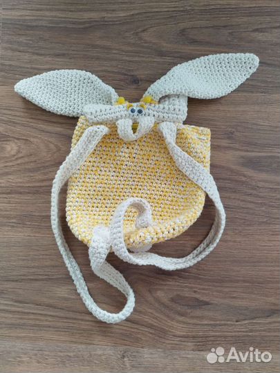 Детский вязаный рюкзак зайчик