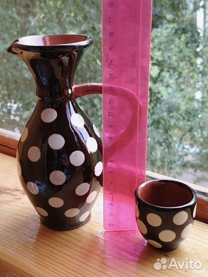 Глиняный кувшин и стопки