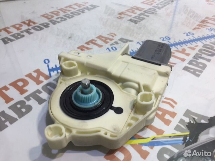 Моторчик стеклоподъемника передний правый Прав