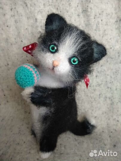 Вязаный котик игрушка