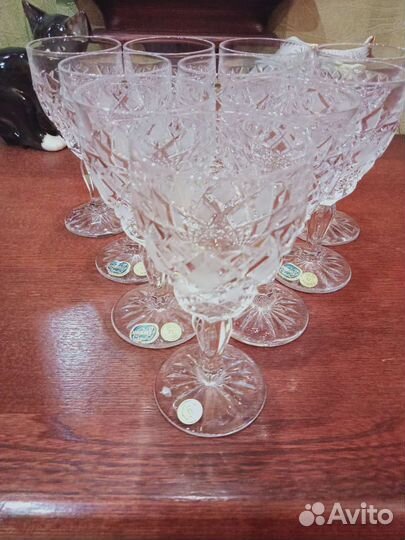 Хрустальные рюмки на ножке