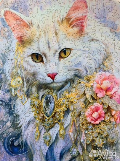 Белый кот с золотой подвеской Деревянный пазл