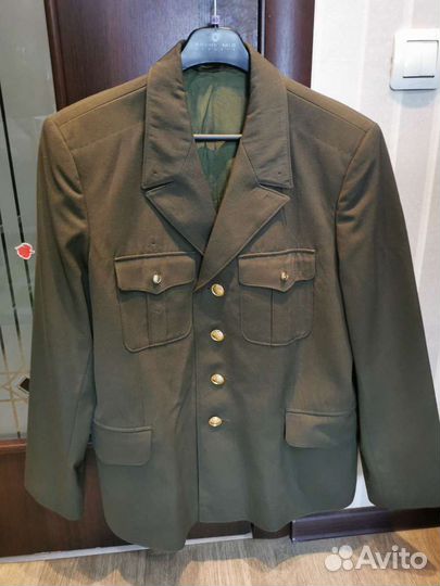 Китель военный и рубашка