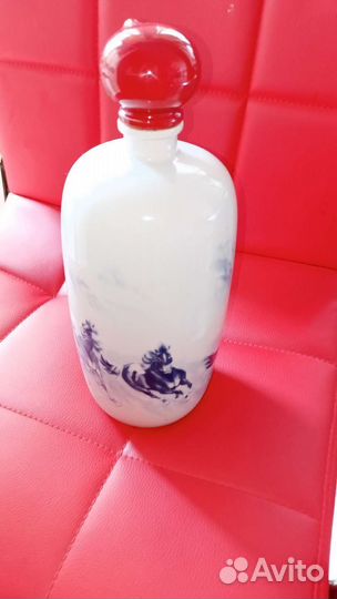 Фарфоровая бутылка