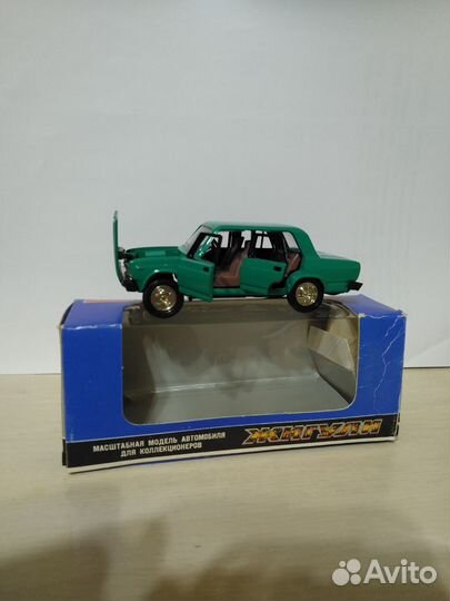 Модель автомобиля 1:43