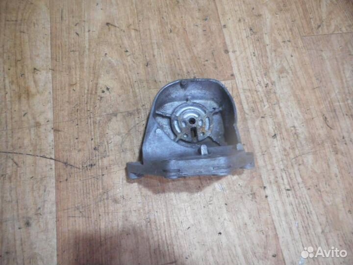 Кронштейн двигателя правый Volvo S80 1998-2006