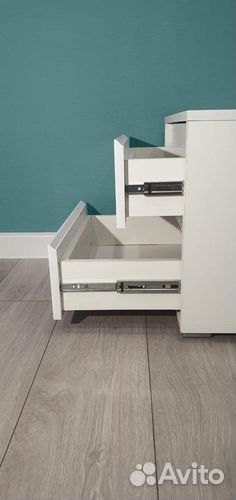 Тумба белая прикроватная с ящиками