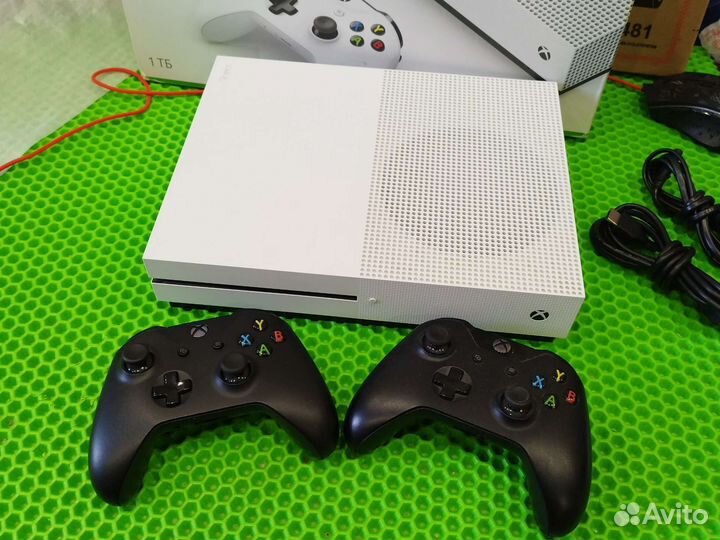 XBox One S (1TB) + Диск GTA5