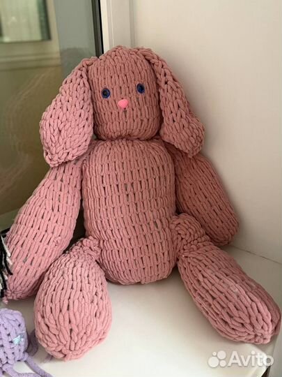 Большая вязаная игрушка заяц