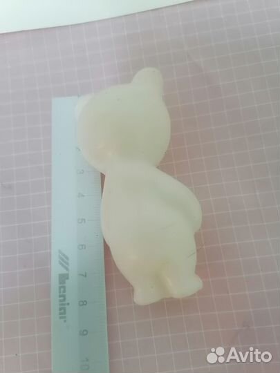 Пластмассовая игрушка мишка