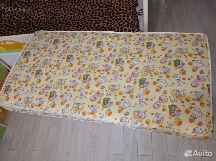 Кроватка детская Гандылян с маятником и матрасом