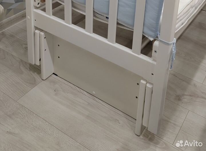 Детская кроватка с маятником