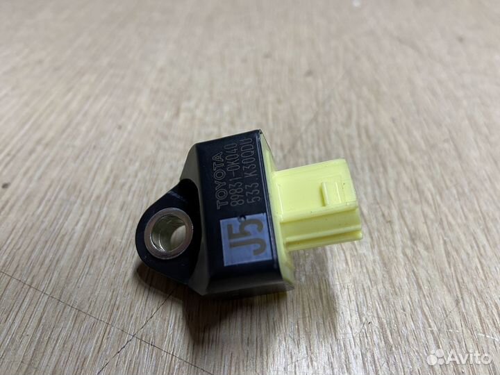 Датчик удара Toyota Hilux 8