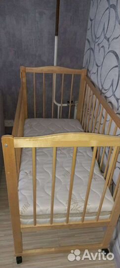 Детская кроватка с матрасом и бортиками
