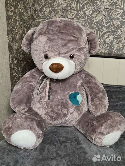 Большой плюшевый медведь