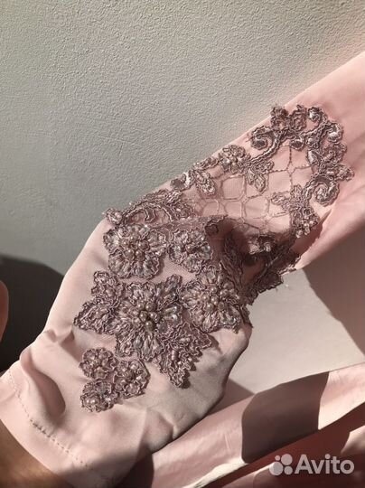 Платье с гипюром