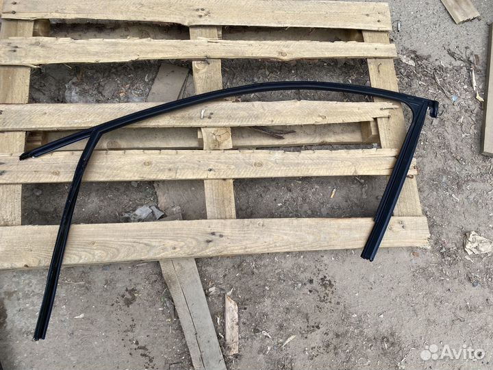 Уплотнитель стекла передней правой двери Audi A4