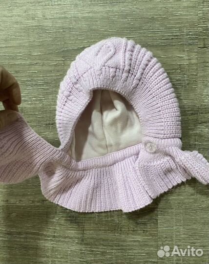 Шапка и манишка для девочки