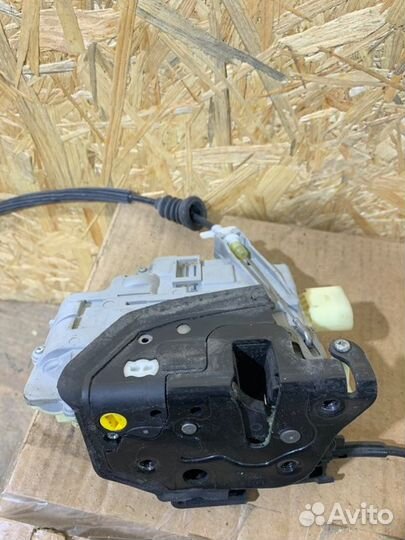 Замок двери лев. перед. Volkswagen Tiguan