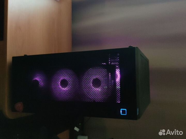 Мощный игровой компьютер с монитором