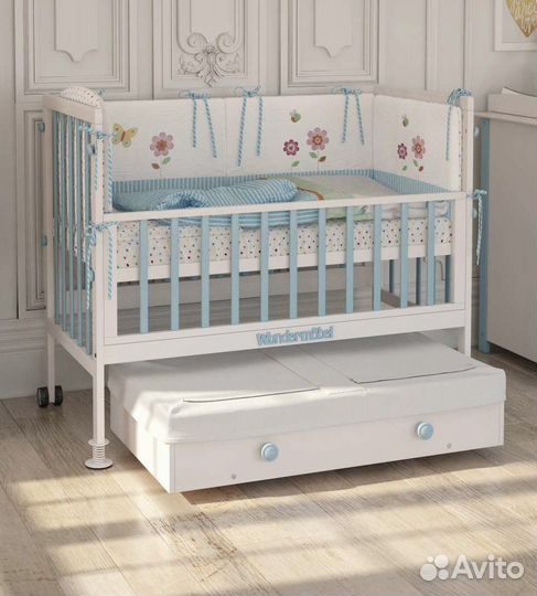 Детская кроватка с маятником и ящиком