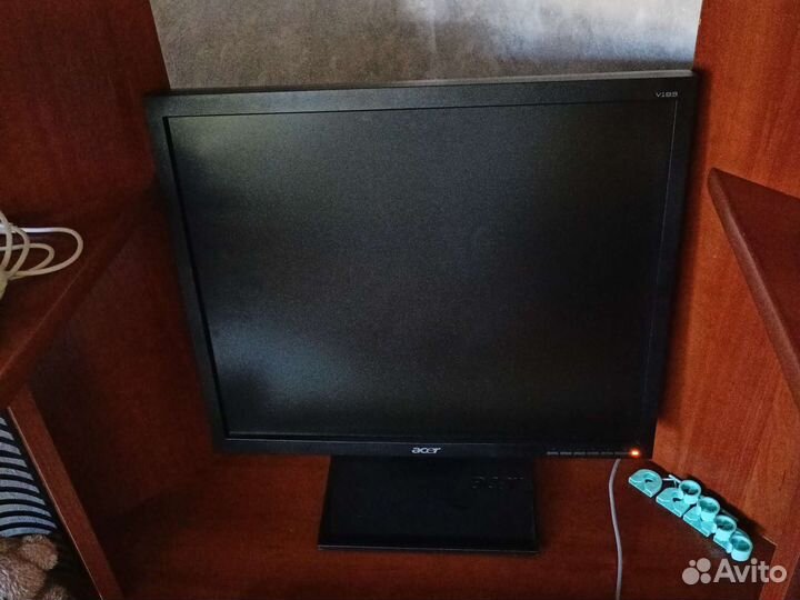 Монитор 19 дюймов со встроенными колонками