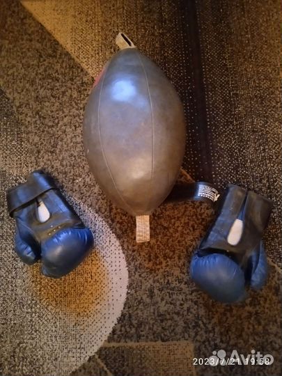 Боксерская груша и перчатки