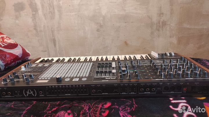 Аналоговый синтезатор с кейсом matrixbrute arturia