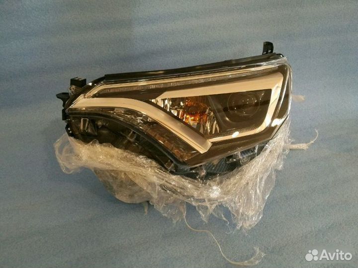 Фара левая Toyota Rav4