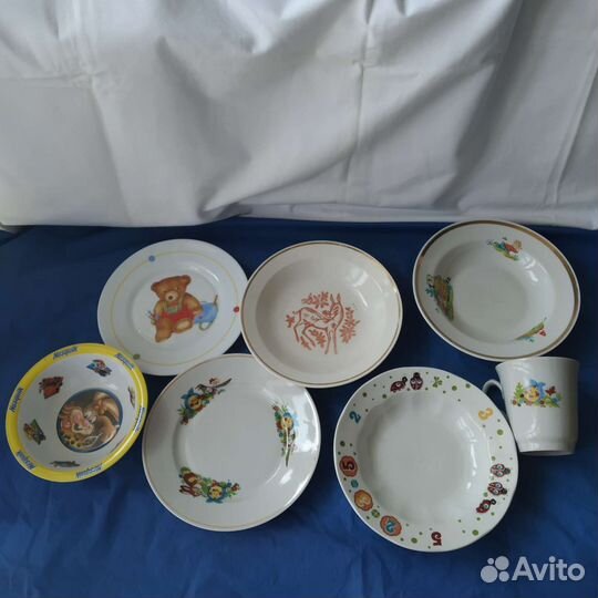 Детская посуда: тарелки, чашка, ложки