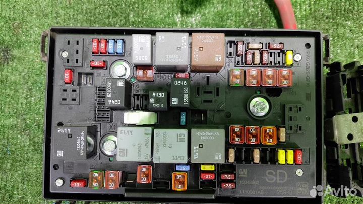 Блок предохранителей моторный Opel Astra J 2010